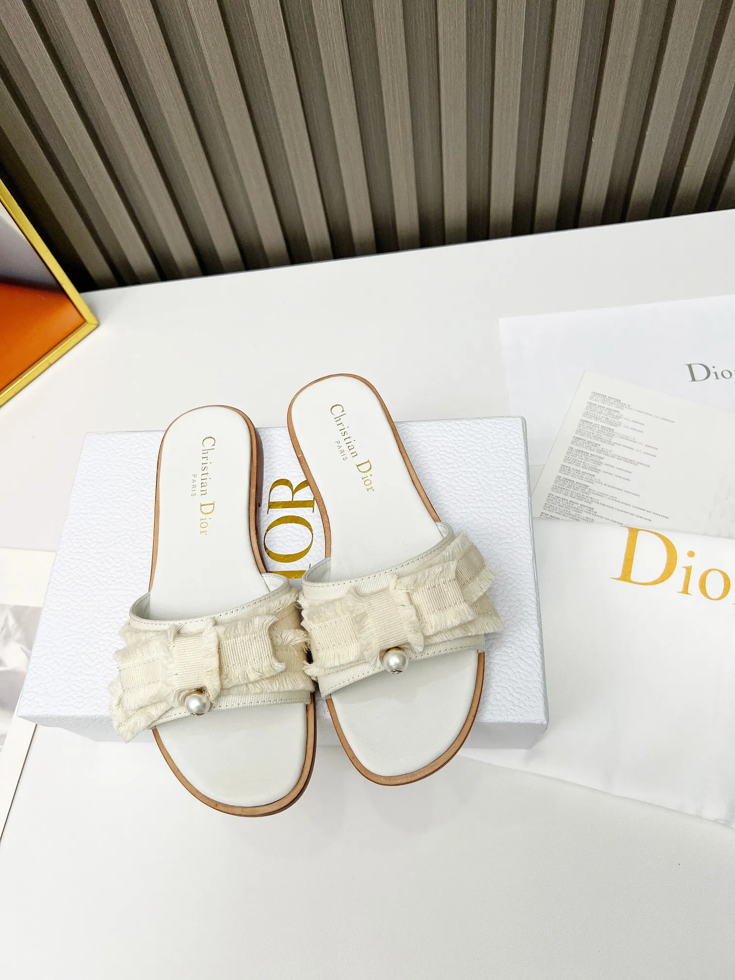 👟👟Ex-factory price 340👟👟 Genuine leather sole +40 DIOR purchasing grade Dior Dior new colors new elements DIOR spring and summer new round toe pearl open toe slippers, retro and versatile. The top version on the market. Upper: Original molded fabric Lining: Water-dyed sheepskin lining Size: #35-42 (40, 41, 42 custom-made, non-refundable)